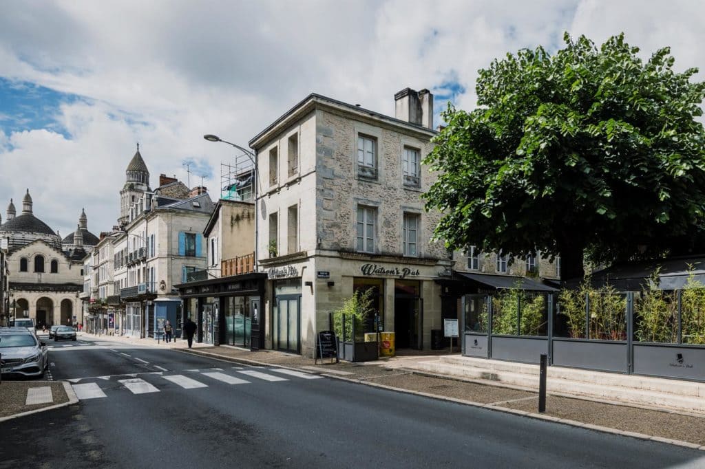 Le Watson's Pub depuis la rue Saint-Front