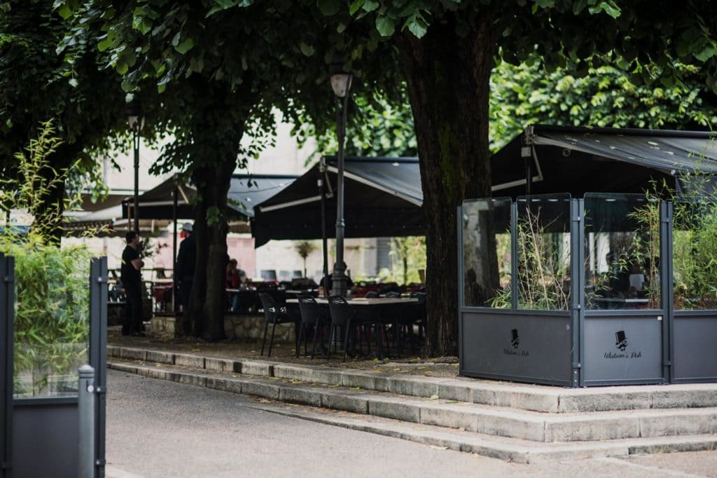 La terrasse ombragée du Watson's Pub